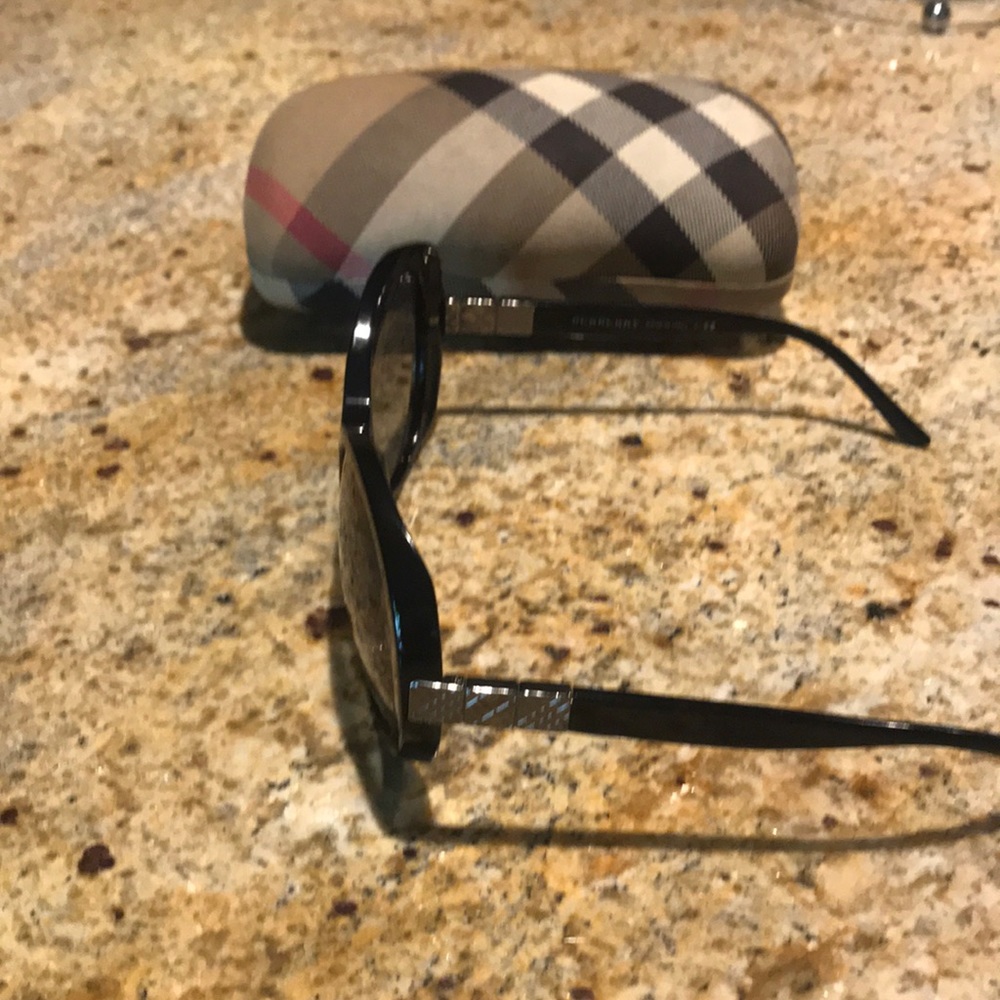 Burberry sunglass!